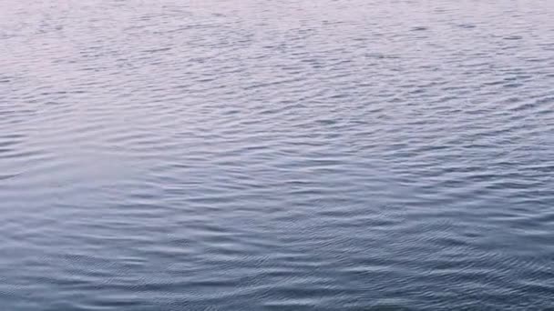 la texture de l'eau qui coule dans la rivière 