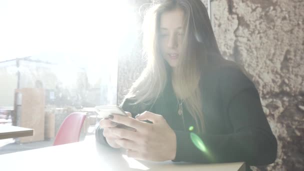 Meisje Kaukasische lachende SMS op de telefoon. Glimlach close-up tijdens herschrijven op de telefoon. Emoties in sociale netwerken — Stockvideo