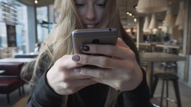 Gros plan du téléphone entre les mains de filles européennes. Correspondance des jeunes sur les réseaux sociaux . — Video