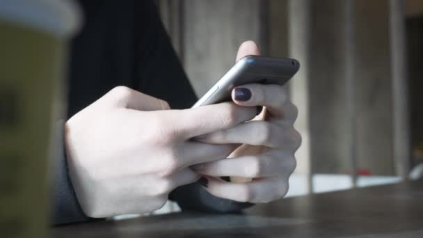 Närbild av telefonen i händerna på Europeiska flickor. Korrespondens av unga människor i sociala nätverk. — Stockvideo