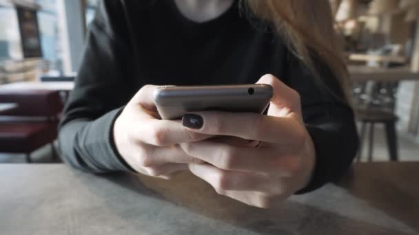 Закри телефон в руках європейських дівчаток. Листування з молодими людьми в соціальних мережах. — стокове відео