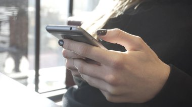 el telefon. Sosyal ağlar ve Internet üzerinde iletişim. Gençlik ve Internet iletişim. Sosyal Konular ve Internet. Odaklanmamış ve Film doku