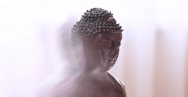 Статуя Будды в Нирване. Символы буддизма. Вспышка и расфокусировка — стоковое фото