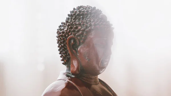 Staty av Buddha i Nirvana. Symboler av buddhismen. Flare & ofokuserad — Stockfoto