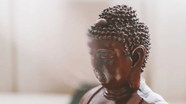 Estatua de Buda en el Nirvana. Símbolos del budismo. Bengalas y desenfocado — Foto de Stock