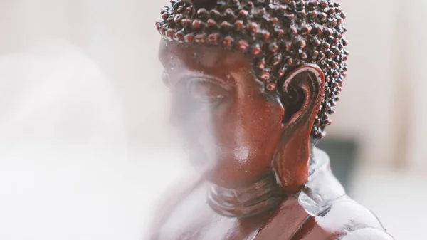 Estatua de Buda en el Nirvana. Símbolos del budismo. Bengalas y desenfocado —  Fotos de Stock