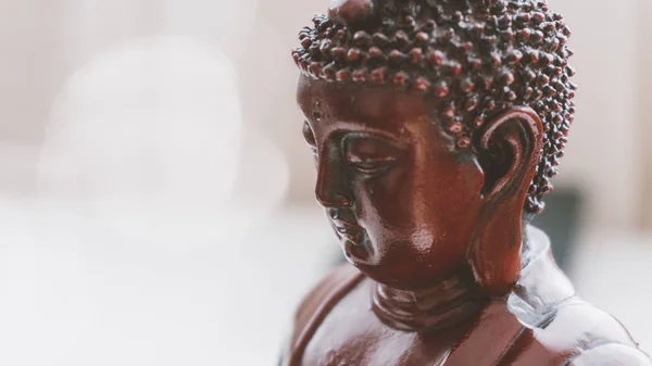 Staty av Buddha i Nirvana. Symboler av buddhismen. Flare & ofokuserad — Stockfoto