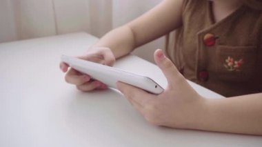   Çocuk el tablet üzerinde oynamaya yakın çekim