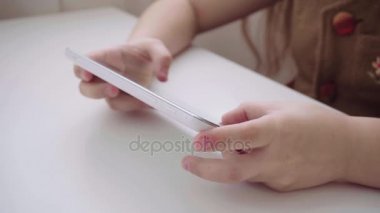   Çocuk el tablet üzerinde oynamaya yakın çekim