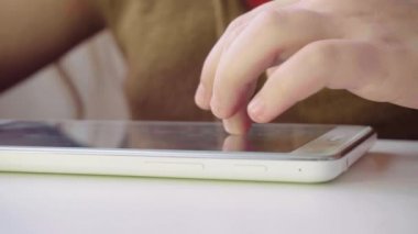   Çocuk el tablet üzerinde oynamaya yakın çekim