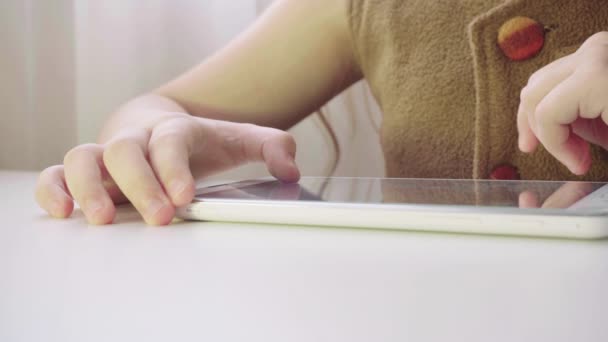 Το παιδί χρησιμοποιώντας μια ταμπλέτα, μωρό χέρι κινηματογραφήσεων σε πρώτο πλάνο εργασίας στο tablet — Αρχείο Βίντεο