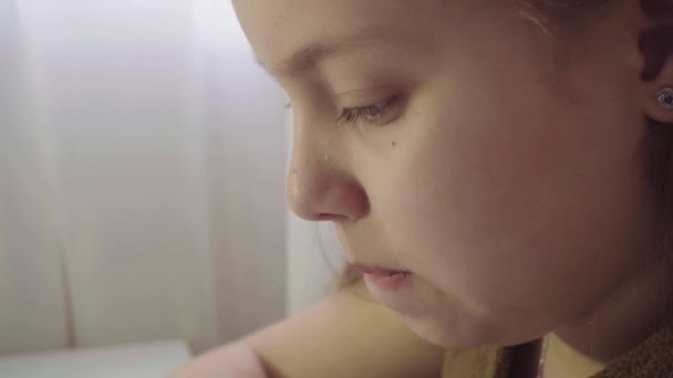 Bir küçük Avrupa kız tablet vasıl arıyorum Close-Up — Stok video