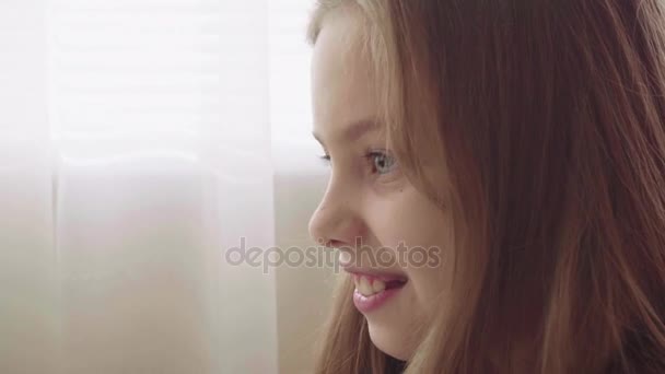 Retrato europeo de una niña riéndose viendo la película. Videos divertidos en línea para niños — Vídeo de stock