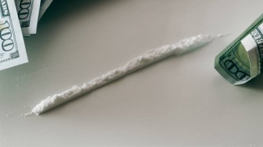 Kokain haddelenmiş 100 dolarlık banknot homurdandı. bir uyuşturucu bağımlısı olduğu yaşam tarzının 