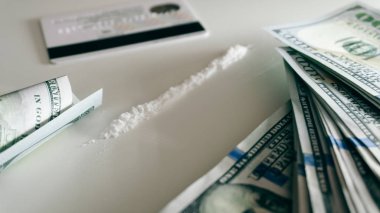 Kokain haddelenmiş 100 dolarlık banknot homurdandı. bir uyuşturucu bağımlısı olduğu yaşam tarzının 