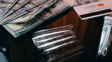 Kokain haddelenmiş 100 dolarlık banknot homurdandı. bir uyuşturucu bağımlısı olduğu yaşam tarzının 