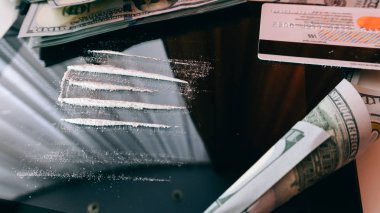 Kokain haddelenmiş 100 dolarlık banknot homurdandı. bir uyuşturucu bağımlısı olduğu yaşam tarzının 