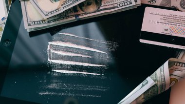 Kokain haddelenmiş 100 dolarlık banknot homurdandı. bir uyuşturucu bağımlısı olduğu yaşam tarzının 