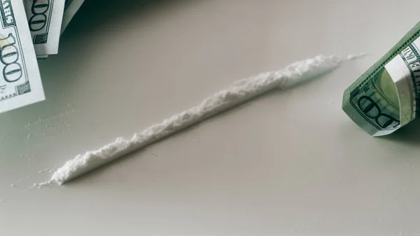 Kokain schnaubte durch den gerollten 100-Dollar-Schein. Lebensstil eines Drogenabhängigen — Stockbild Kokain schnaubte durch den gerollten 100-Dollar-Schein. Lebensstil eines Drogenabhängigen — Stockfoto