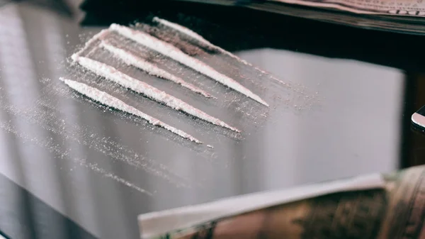 Cocaína aspirada através de notas de 100 dólares enroladas. estilo de vida o — Fotografia de Stock