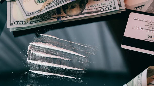 Kokain haddelenmiş 100 dolarlık banknot homurdandı. bir uyuşturucu bağımlısı olduğu yaşam tarzının — Stok fotoğraf