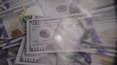 Büyüteç altında dolar yığını