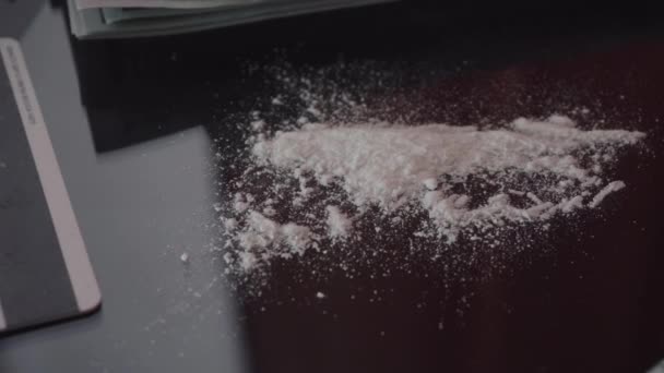 Cocaína e cartão de crédito. Fechar. — Vídeo de Stock