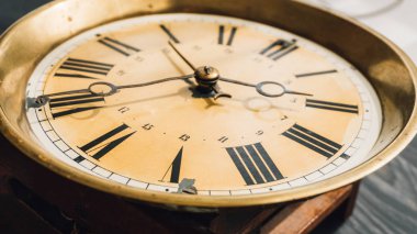 duvar saati çevirin. Close-Up arama duvar saati