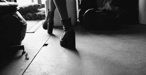 Американская девушка-рокер на высоких каблуках и черные кожаные куртки. Текстура фильма и нефокусировка — стоковое фото