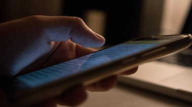 iş telefon ile kapatın. Akşam yumuşak ışık ve sığ odak 