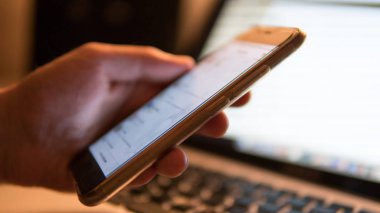 iş telefon ile kapatın. Akşam yumuşak ışık ve sığ odak 