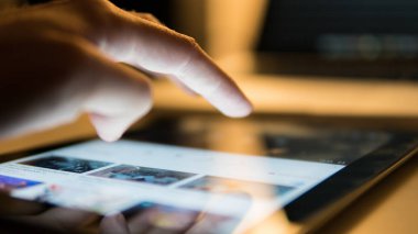 Internet Tabletinizi üzerinde sörf. -Kadar yakın ve odak sığ 