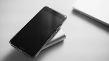 Pil banka ve telefon izlemek için. Yakın çekim ve sığ odak 