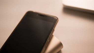 Pil banka ve telefon izlemek için. Yakın çekim ve sığ odak 