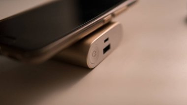 Pil banka ve telefon izlemek için. Yakın çekim ve sığ odak 