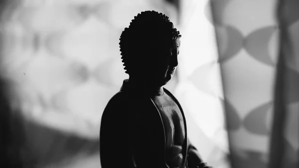 Socha Buddha Šákjamuni. Buddhismus a osvícení. Nirvana. Mělké zaměření — Stock fotografie