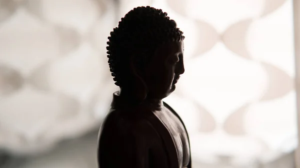 Статуя Будды Шакьямуни. Буддизм и просвещение. Нирвана. Мелкий фокус — стоковое фото