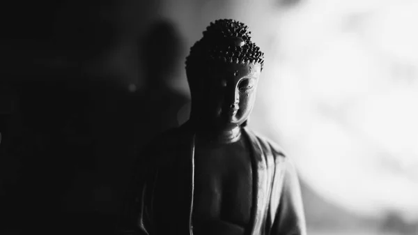 Socha Buddha Šákjamuni. Buddhismus a osvícení. Nirvana. Mělké zaměření — Stock fotografie