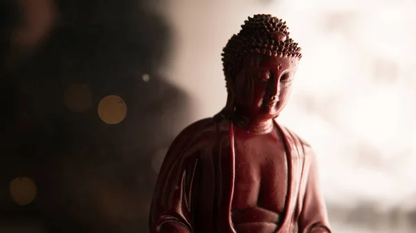 Buddha Shakyamuni-szobor. A buddhizmus és a megvilágosodás. Nirvana. Sekély fókusz — Stock Fotó