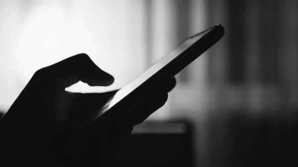 telefonu akşam yazarak. Sığ odak ve film doku 