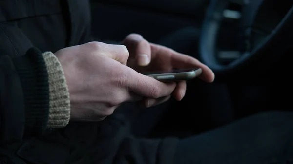 Hareket eden telefon içinde erkek el yakın çekim. Günümüzde modern teknoloji. Sığ odak — Stok fotoğraf