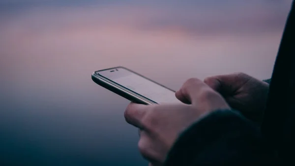 bir smartphone vasıl günbatımı close-up. Modern teknoloji ve Internet. Sığ odak 