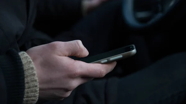 Hareket eden telefon içinde erkek el yakın çekim. Günümüzde modern teknoloji. Sığ odak — Stok fotoğraf