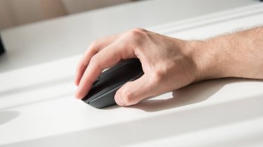 beyaz zemin üzerinde bir bilgisayar fare close-up. Bilgisayar için giriş aygıtı. Sığ odak 