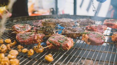 Barbekü Izgara biftek. Açık havada biftek pişirme. Sığ odak