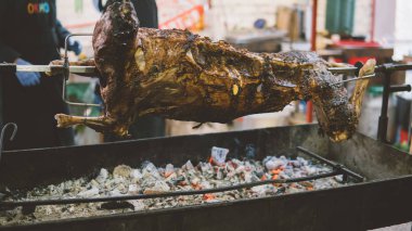 domuz şiş üzerinde kömürlerin üzerinde yemek. Izgara domuz kömürlerin üzerine kavrulmuş domuz. Sığ odak 