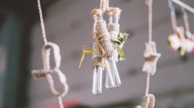 Boho tarzında dekore etmek için cam şişeleri. Cam dekorasyon Event'de. Vintage cam şişesi. Sığ odak 