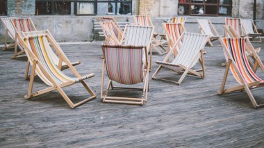 renkli şezlonglar dışında. Temiz havada kal. Konfor ve güneş şezlong şehir. Sığ odak 