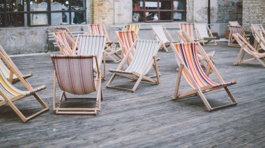 renkli şezlonglar dışında. Temiz havada kal. Konfor ve güneş şezlong şehir. Sığ odak 