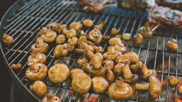 Paddestoelen op de grill. Koken paddestoelen op de grill. Vegetarische keuken. Ondiepe focus — Stockfoto